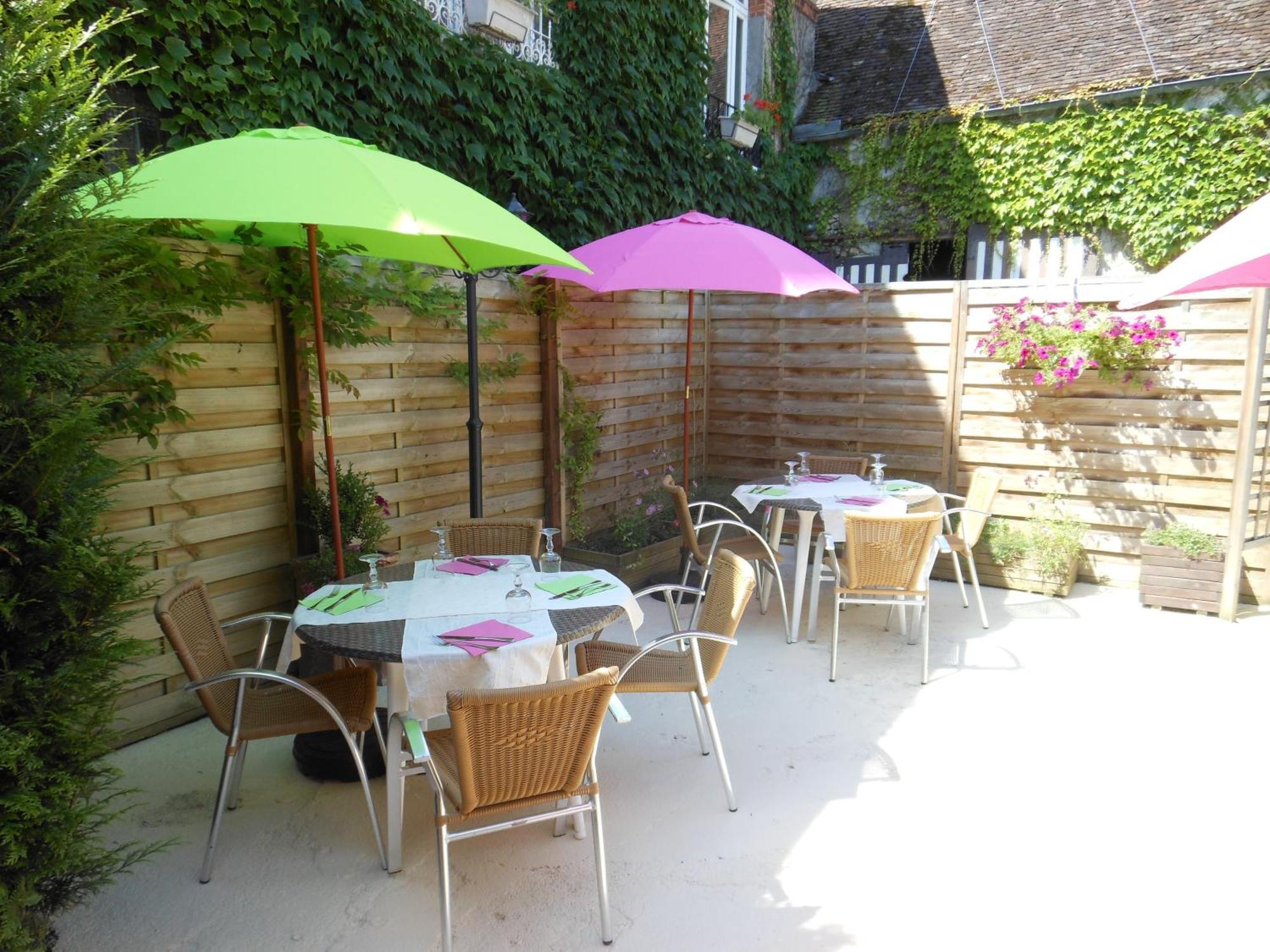 Logis - Hotel Restaurant L'Ecu De France Malesherbes Екстериор снимка