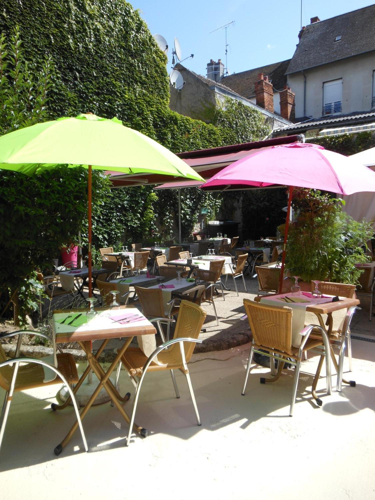 Logis - Hotel Restaurant L'Ecu De France Malesherbes Екстериор снимка