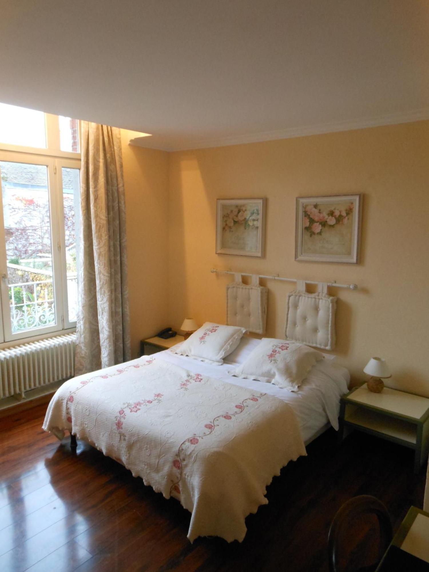 Logis - Hotel Restaurant L'Ecu De France Malesherbes Екстериор снимка