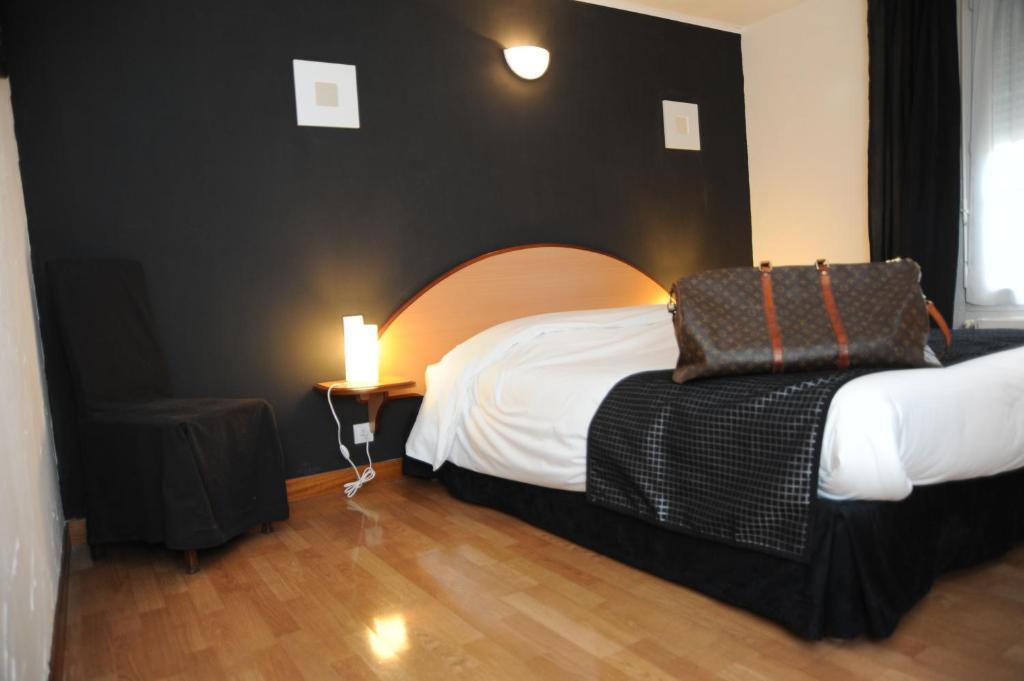 Logis - Hotel Restaurant L'Ecu De France Malesherbes Стая снимка