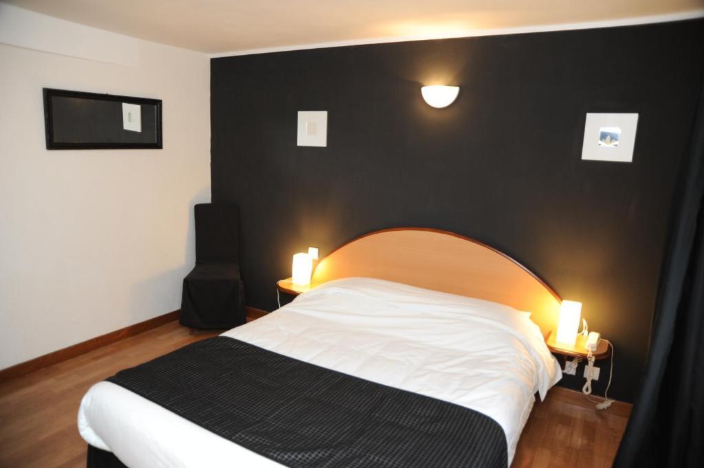 Logis - Hotel Restaurant L'Ecu De France Malesherbes Стая снимка
